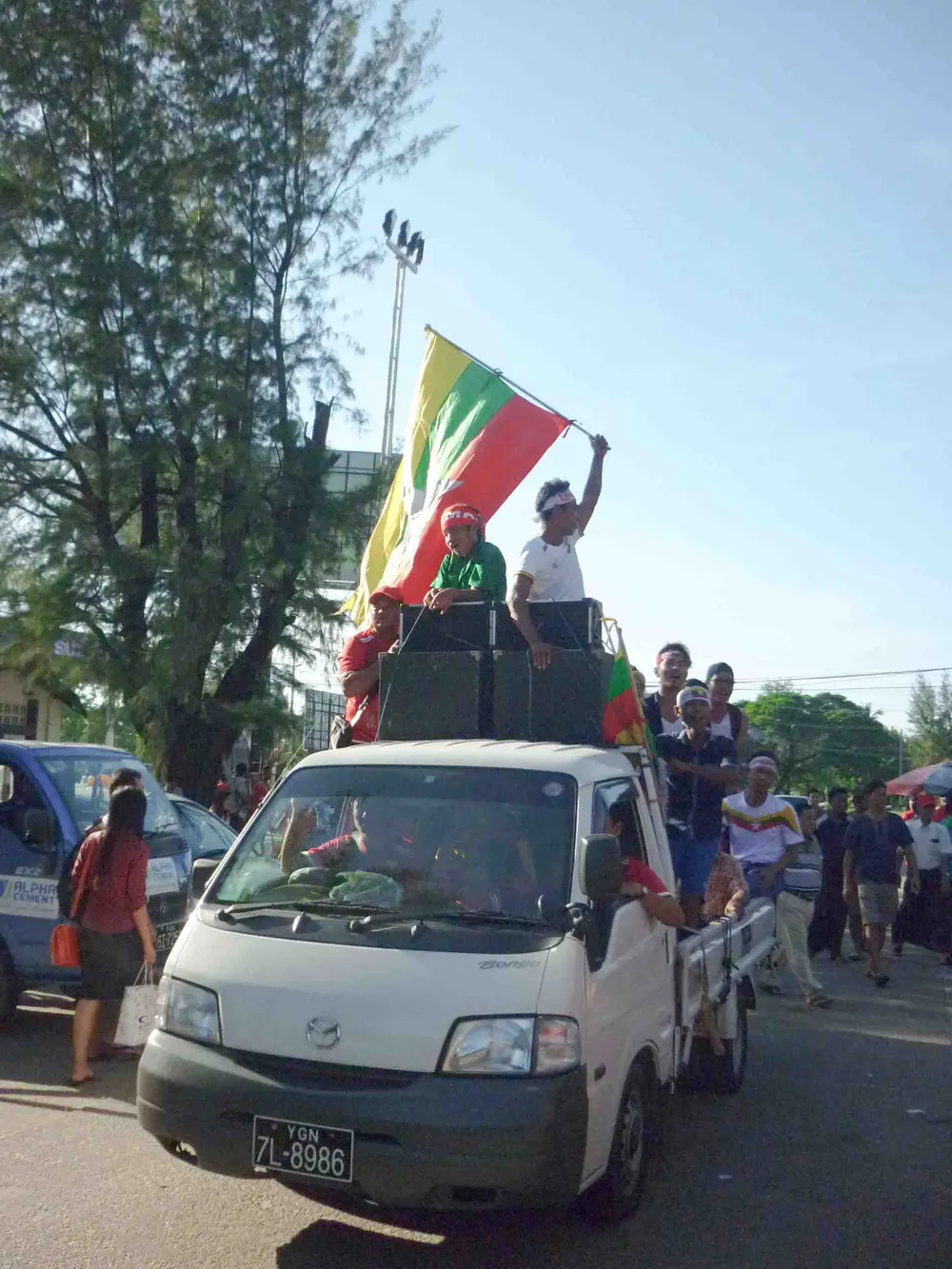 Hàng ngàn cổ động viên ùn ùn kéo về sân Thuwanna ảnh 12 Hàng ngàn cổ động viên ùn ùn kéo về sân Thuwanna ảnh 12